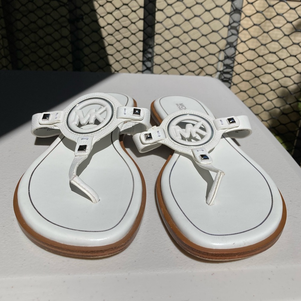 Michael Kors Optic White Leather Aubrey Cutout Thong Slides Sandals Silver Studs - Picture 7 of 15
